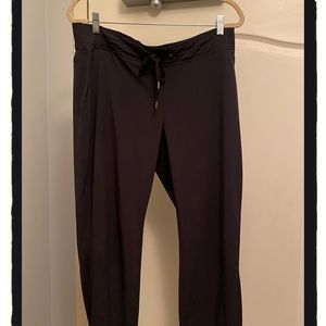 Athleta EUC super comfy pants - they are perfect for travel!